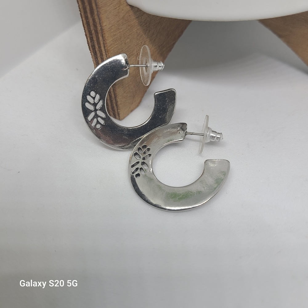 Silver Tone‎ Hoop Earrings Cutout Leaf Design Lightweight Jewelry